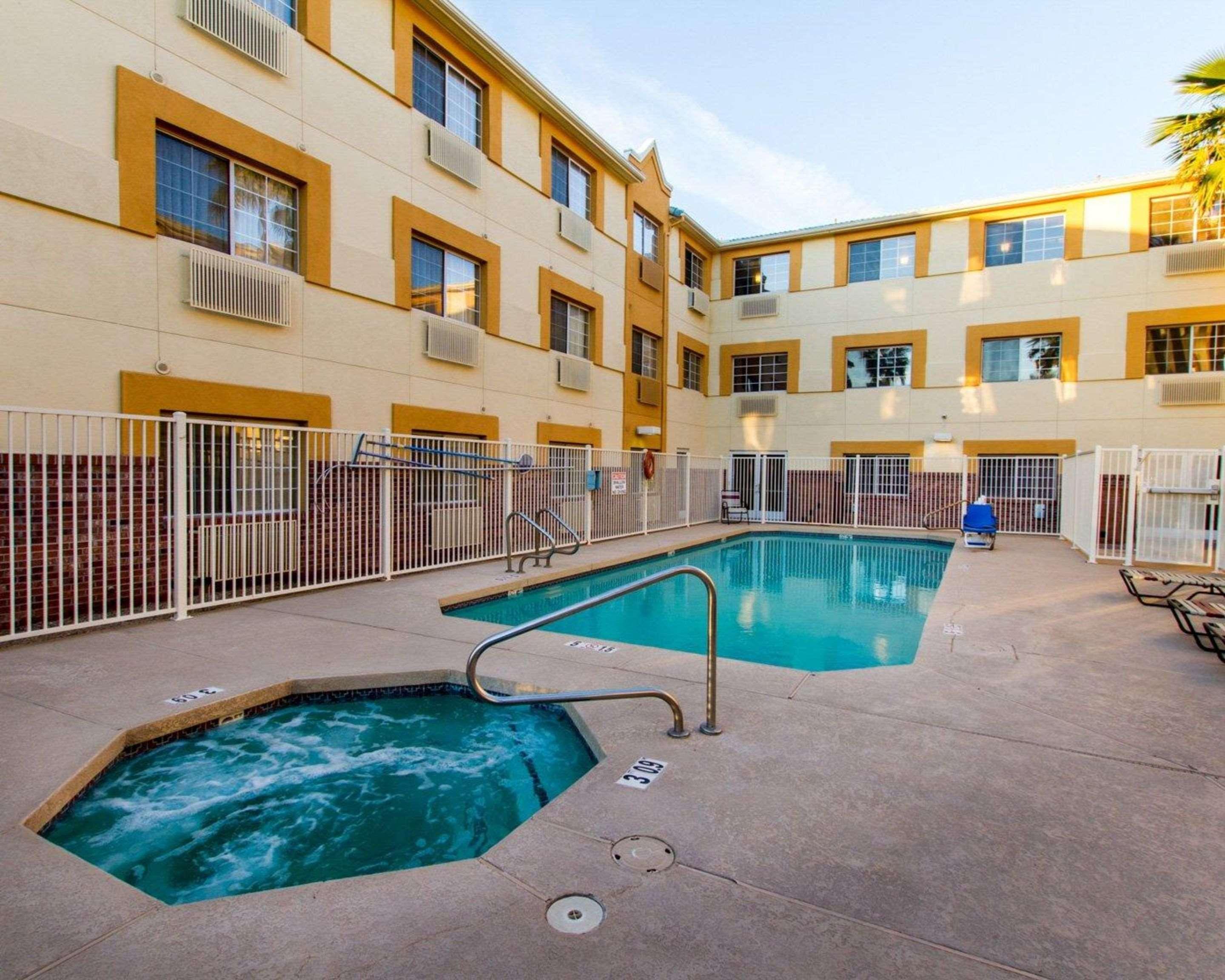 Comfort Suites Phoenix Airport Tempe Bagian luar foto