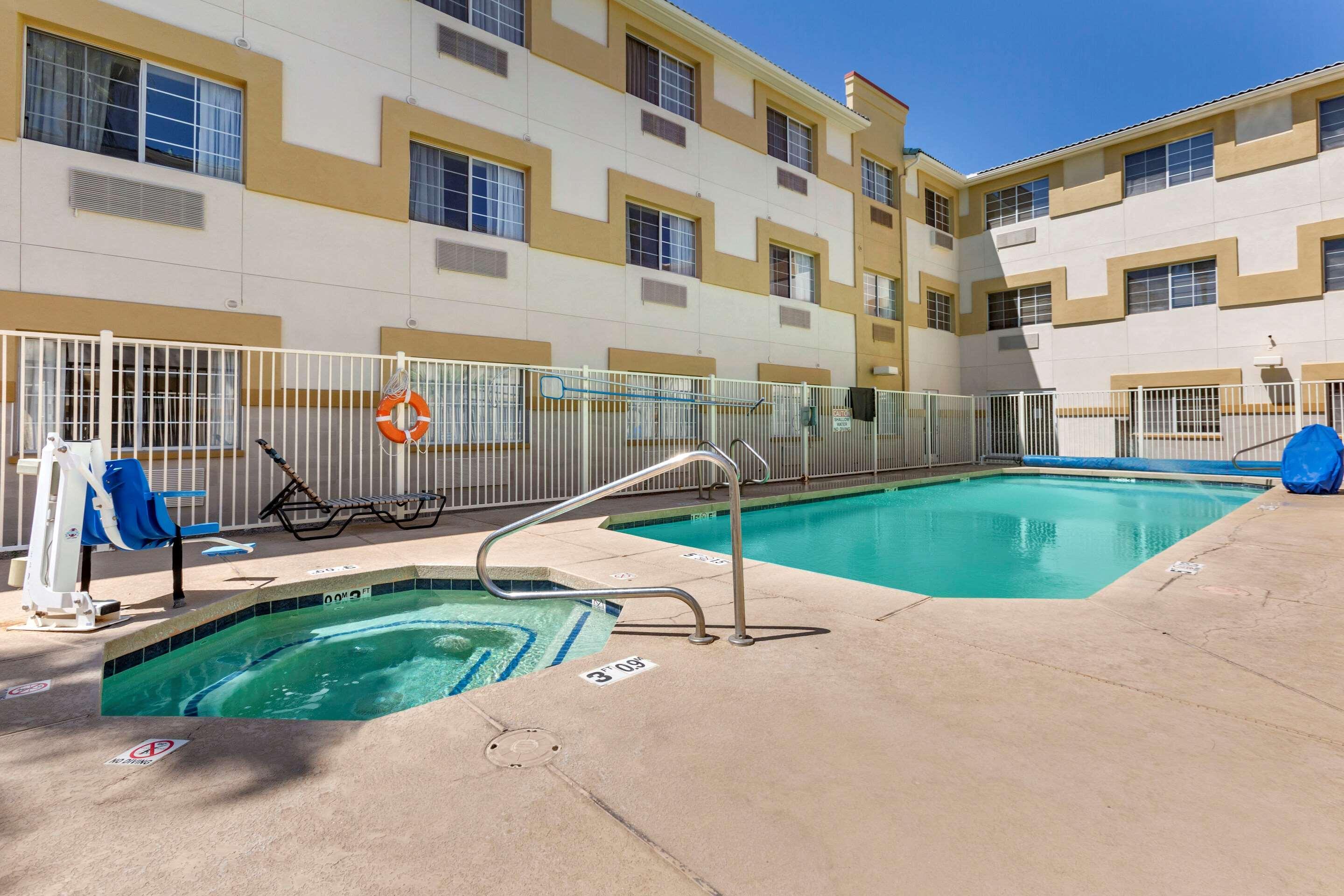 Comfort Suites Phoenix Airport Tempe Bagian luar foto