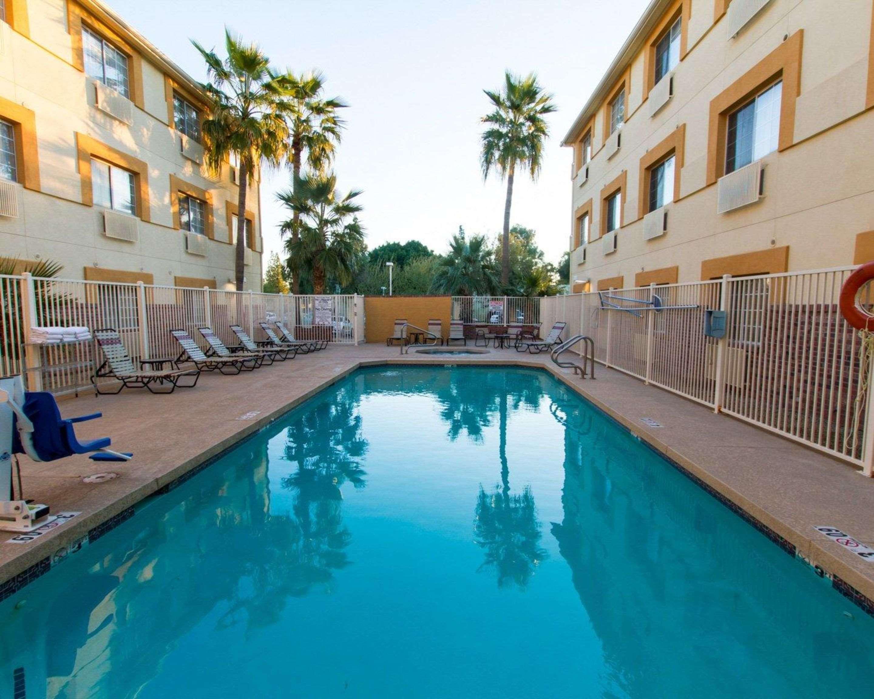 Comfort Suites Phoenix Airport Tempe Bagian luar foto